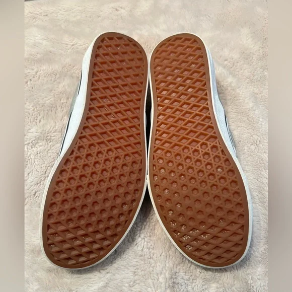 Vans slides sliver size 7 mens or 8.5 womens - Picture 3 of 6